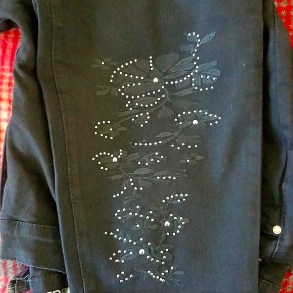 Avenue A skinny new 5 pocket Jean's, with flower embroidery with some bedazzling - Picture 3 of 4